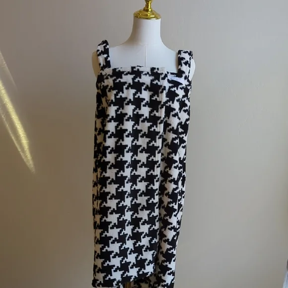 Black and White Houndstooth Towel Wrap - Picture 1 of 5